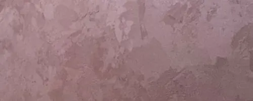 Detalle de la textura del estuco rosa aplicado en un pasillo